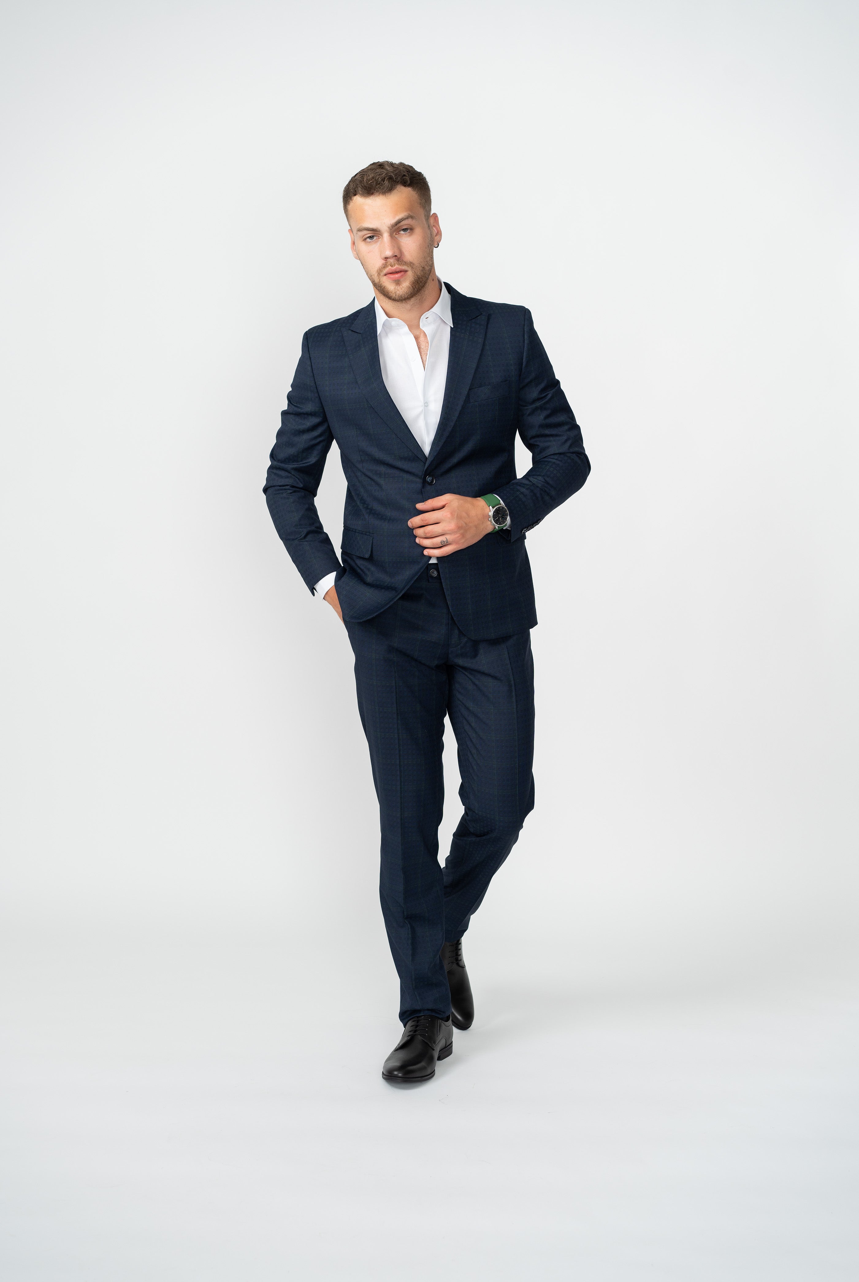 Costum bleumarin cu carouri slim