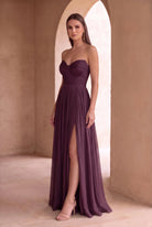 Rochie burgundy - detaliu slit pe picior