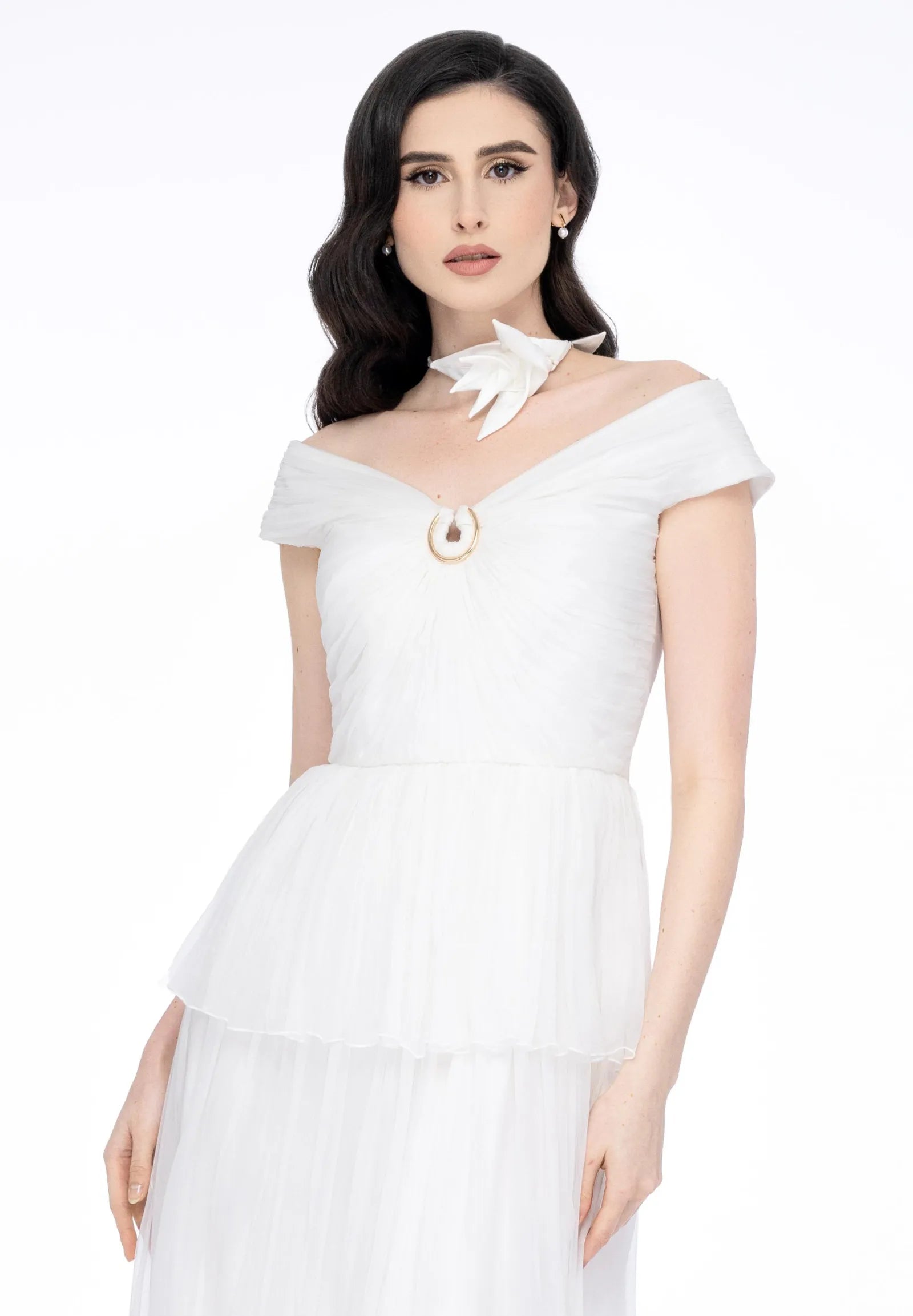Rochie Jade albă - detaliu bust și accesoriu de gât