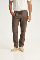Pantaloni din in maro